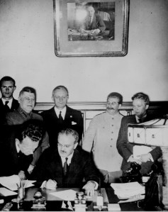1939 metų rugpjūčio 23 diena. Maskva. Ribentropas ir Molotovas pasirašo nepuolimo sutartį ir slaptąjį protokolą, kuriame abipusiai pripažįstamas Lietuvos interesas į Vilnių ir kraštą. 50 metų vėliau šis dokumentas tapo Lietuvos „okupacijos“ „įrodymu“.