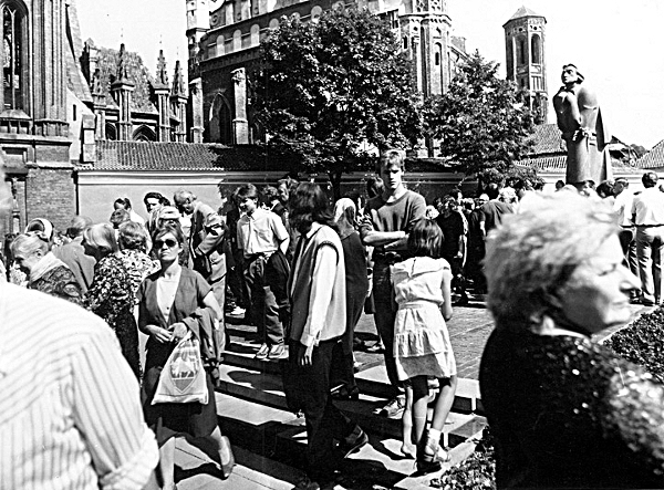Idiotų sambūris 1987 m. rugpjūčio 23 d. Vilniuje prie Adomo Mickevičiaus paminklo