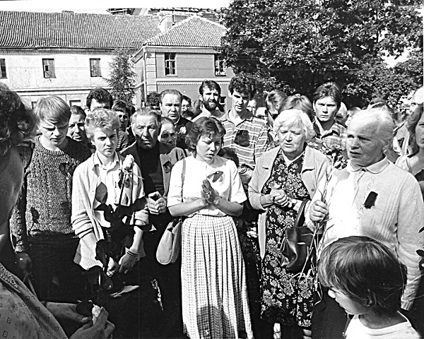 Idiotų sambūris 1987 m. rugpjūčio 23 d. Vilniuje prie Adomo Mickevičiaus paminklo